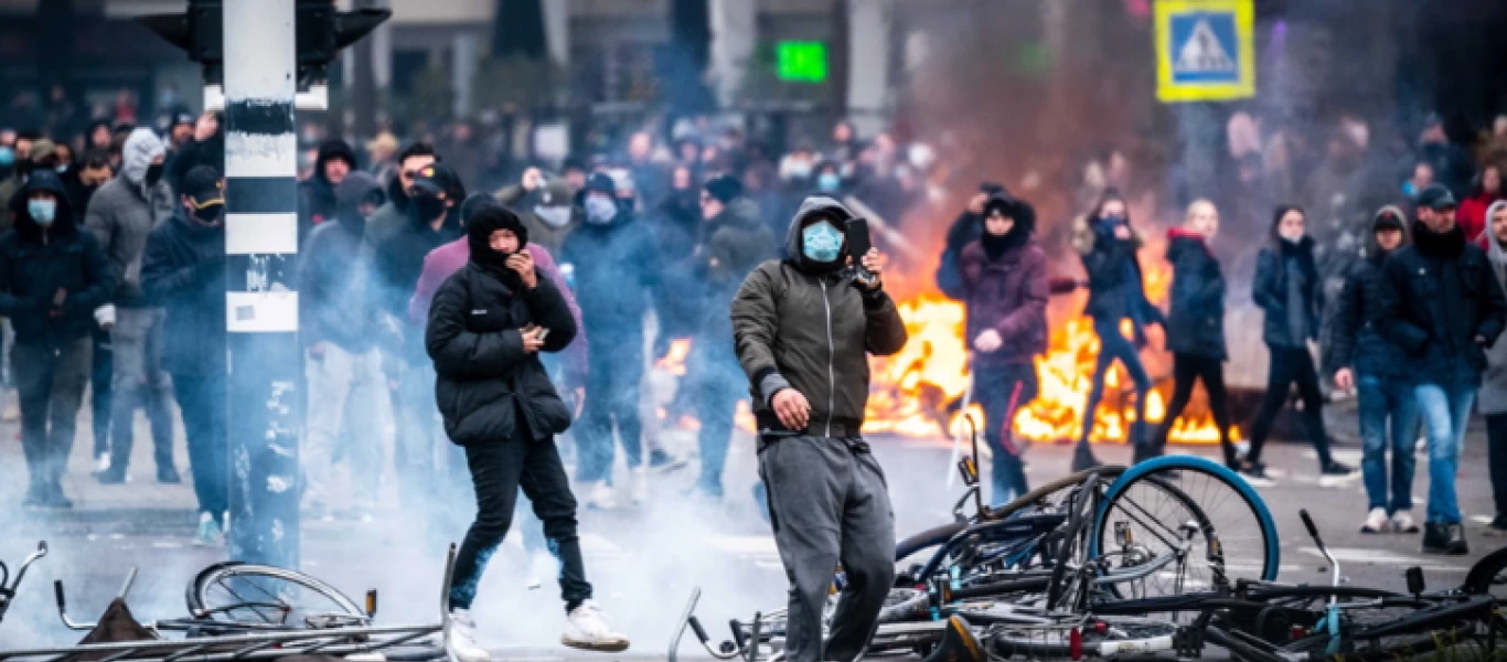 Ολλανδία: Χάος στο Ρότερνταμ σε διαδήλωση κατά των νέων απαγορεύσεων με αφορμή τον Covid-19 - Δύο τραυματίες από πυρά